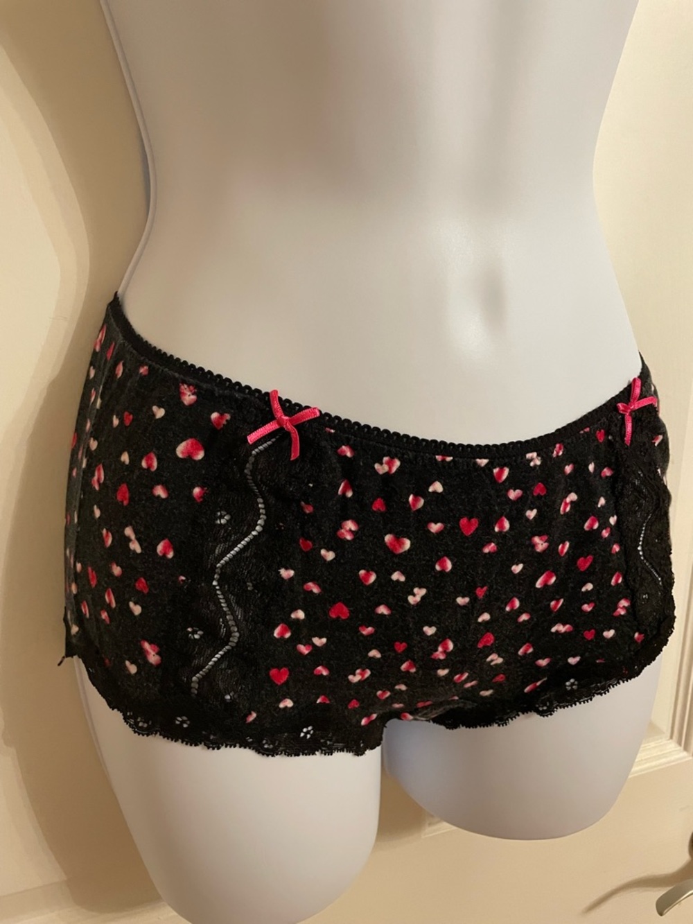 Soma Pink hearts on black boy short. Med